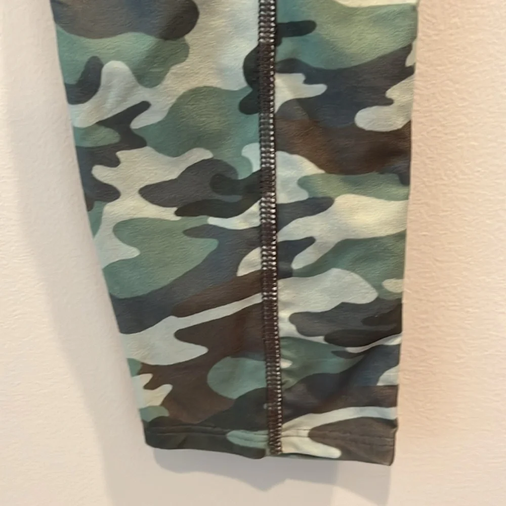 Flexure - girls size 16 - Frita active pocket legging.  Green camo design.